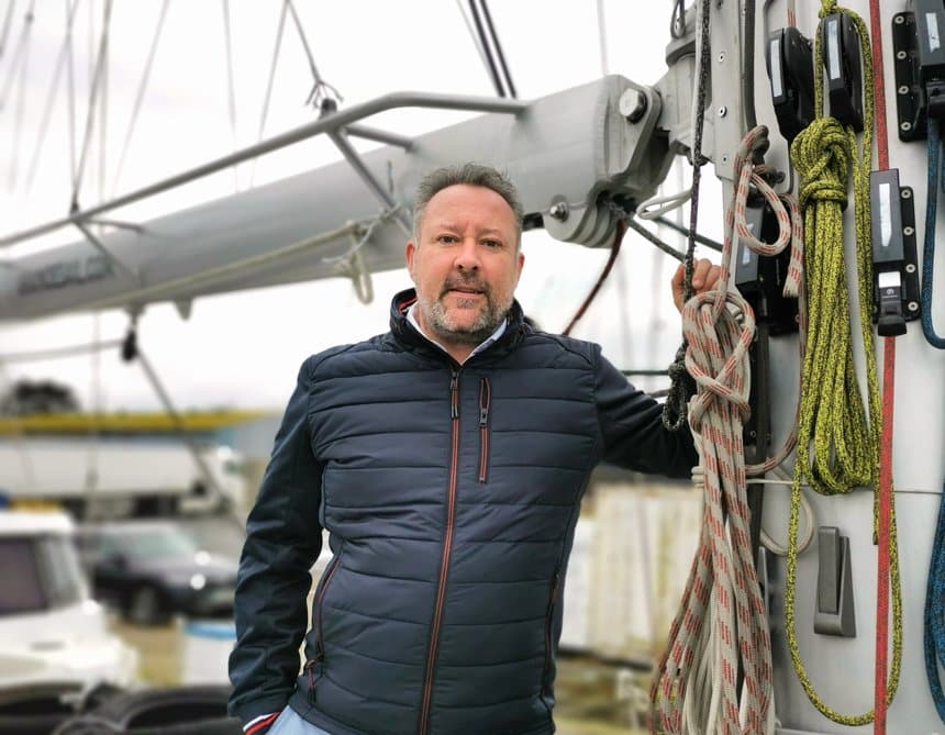 Grain de Sail hisse la grand-voile