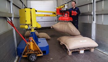 Un manipulateur qui se niche à l&rsquo;intérieur d&rsquo;un conteneur