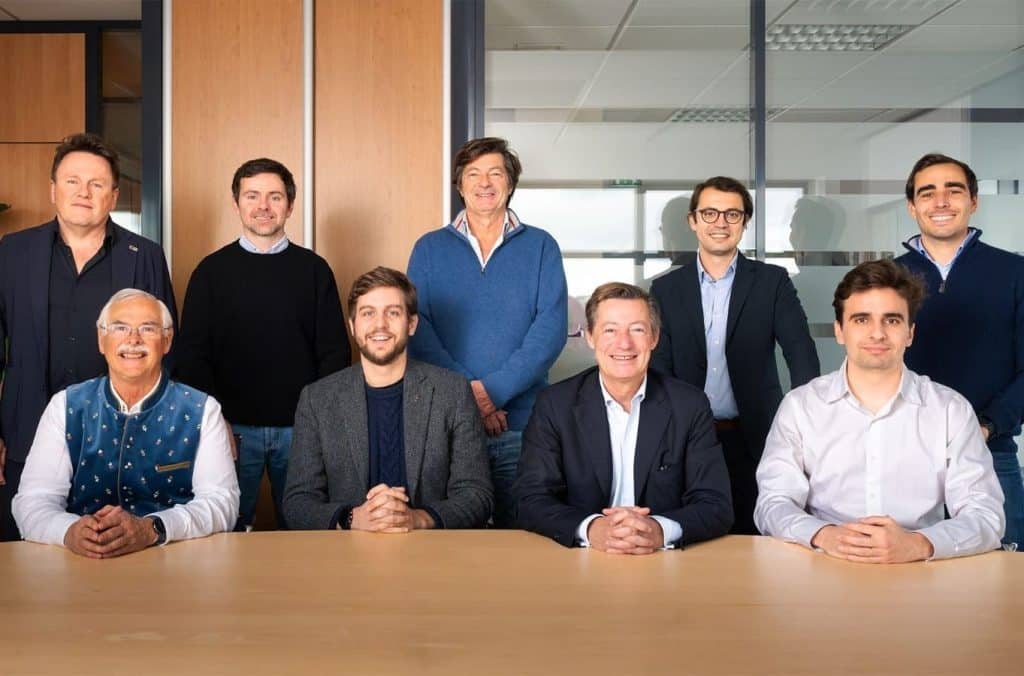 Debout (de g. à d.) : Christian Korsougne (Lyseo), Brieuc André (COO d’Ovrsea), Guillaume Fatton (DG de Fatton), Antoine Sauvage (Ovrsea), et Mathieu Mattei (CFO d’Ovrsea). Assis : Pierre Faure (président de Lyseo), Arthur Barillas (CEO d’Ovrsea), Sylvain Fatton (président de Fatton), Georges Semaan (CPO d’Ovrsea).©Fatton Lyseo