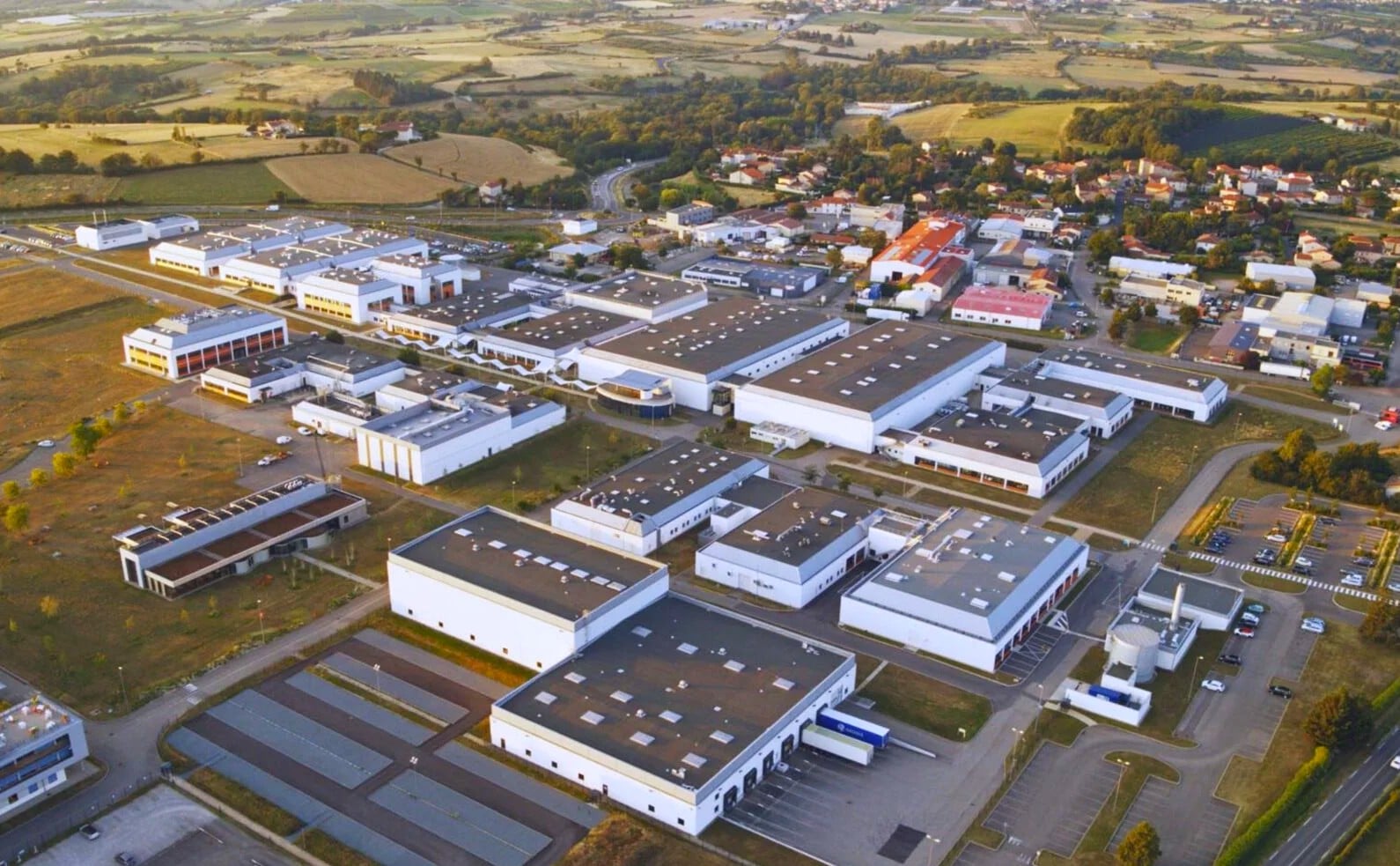 Le siège et principal site de production du leader mondial de l’homéopathie est situé à Messimy, au sud-ouest de l’agglomération lyonnaise, à une trentaine de km du site Staci de Saint-Priest qui gère sa logistique promotionnelle. ©Laboratoires Boiron