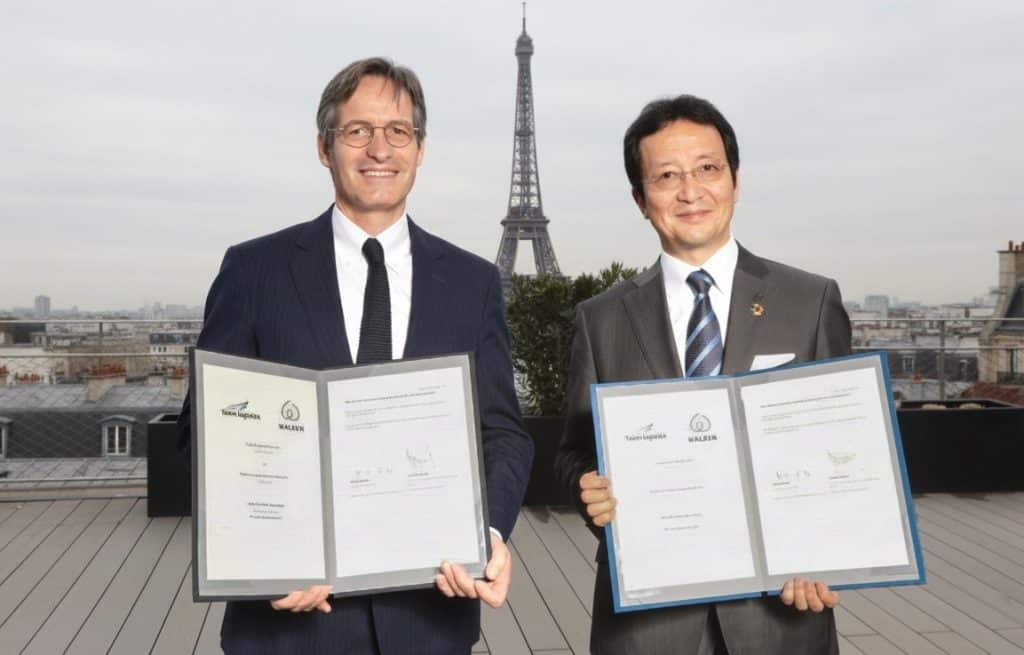((Icono : Yusen Logistics-Walden)) ((Légende)) Finalisation de la cession par Stéphane Baudry, président du groupe Walden, et Hiroki Harada, CEO de Yusen Logistics Global Management. ©DR