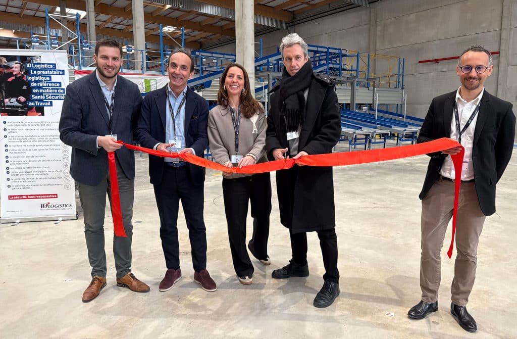 La directrice SC d’Ami Paris, Eve Meyment, entourée de son CEO Nicolas Santi-Weil (D) et de Frédéric Grenier, DG France d’ID Logistics (G) à l’occasion de l’inauguration du site, qui dispose par ailleurs de capacités d’extension. ©ID Logistics