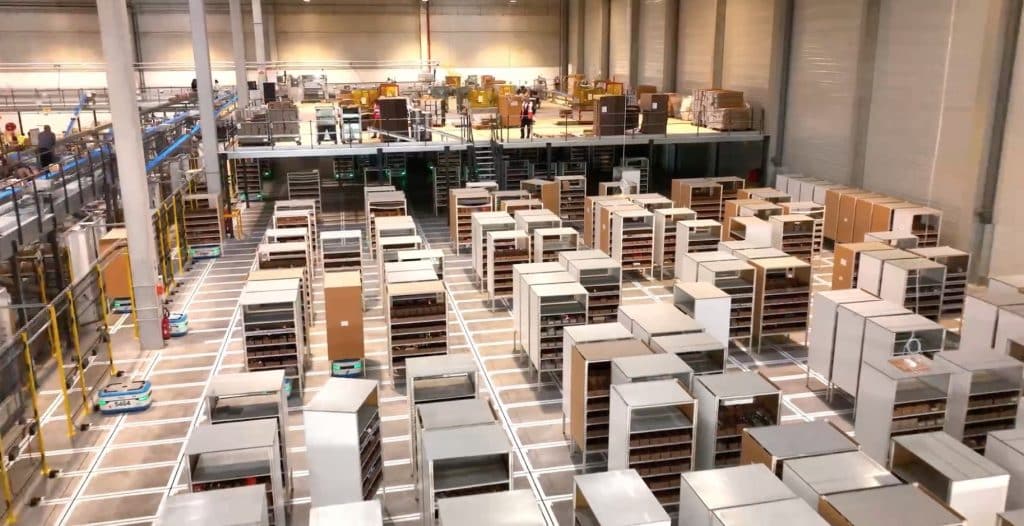 Dans sa nouvelle configuration, la solution goods-to-person de Dimolog à Bain-de-Bretagne peut traiter jusqu’à 30.000 lignes de commandes/jour. ©Scallog