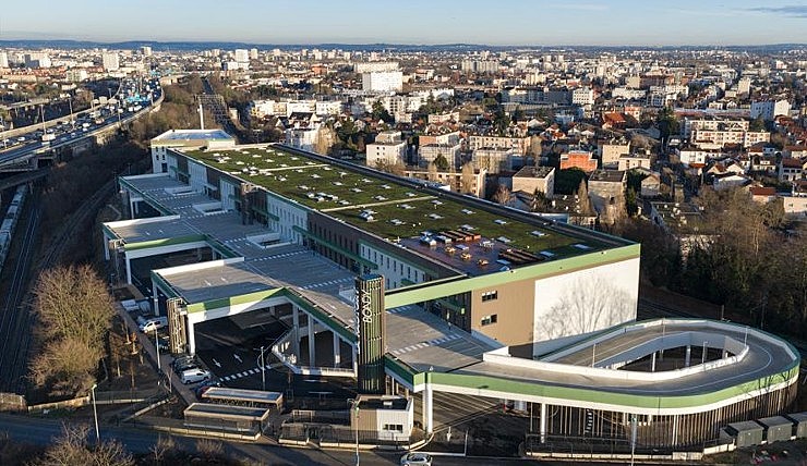 Dessiné par l’agence Aeco Architectures, la Factory Bondy est un hôtel logistique à étages livré à AEW- Stonehedge par le contractant général GSE. ©GSE
