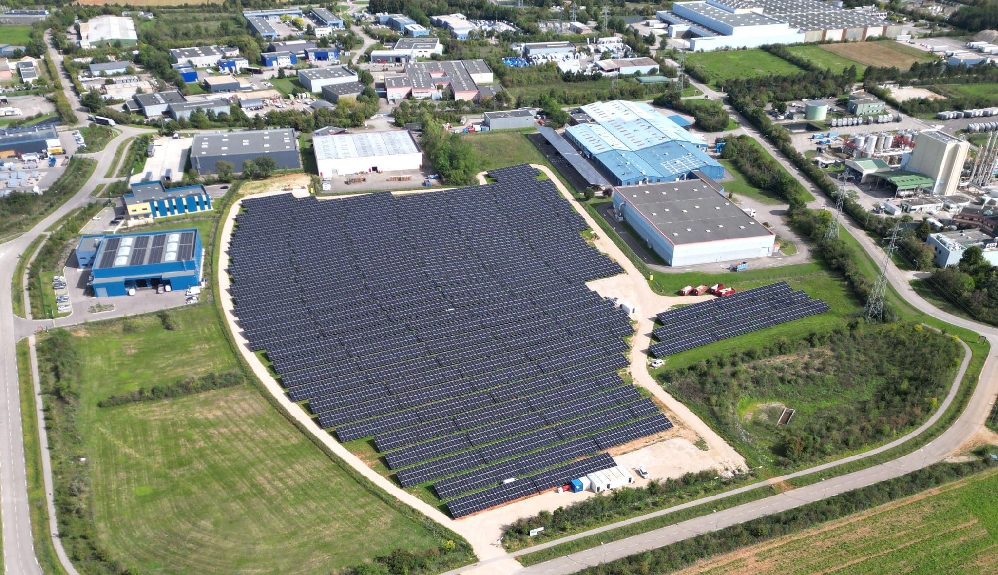 11.000 modules pour une puissance de 5,99 MWc, soit 5% du total installé sur le PIPA. Ceva Logistics a par exemple installé quelque 28,5 MWc en ombrières sur le parking de sa branche Véhicules. ©Parc Industriel de la Plaine de l’Ain