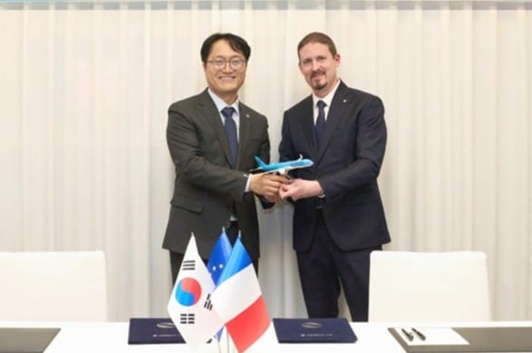 Kyung Nam Kim, vice-président exécutif et chef du centre de R&D de Korean Air, et Jean-Luc Maria, cofondateur et directeur général d'Exotrail, lors de la signature du protocole d’accord. ©Korean Air Aerospace