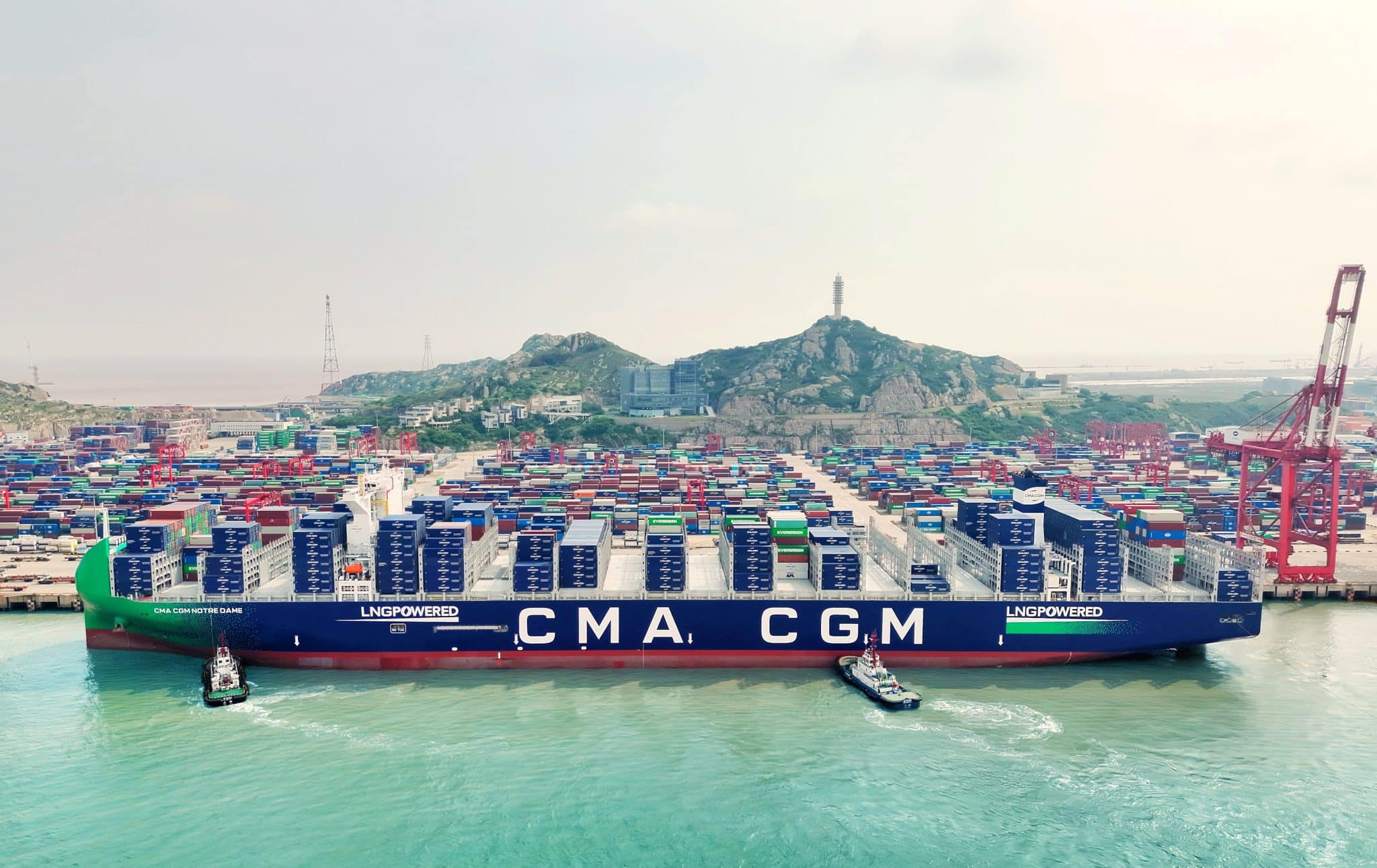 CMA CGM déploie le 1er de 10 nouveaux porte-conteneurs XXL au GNL
