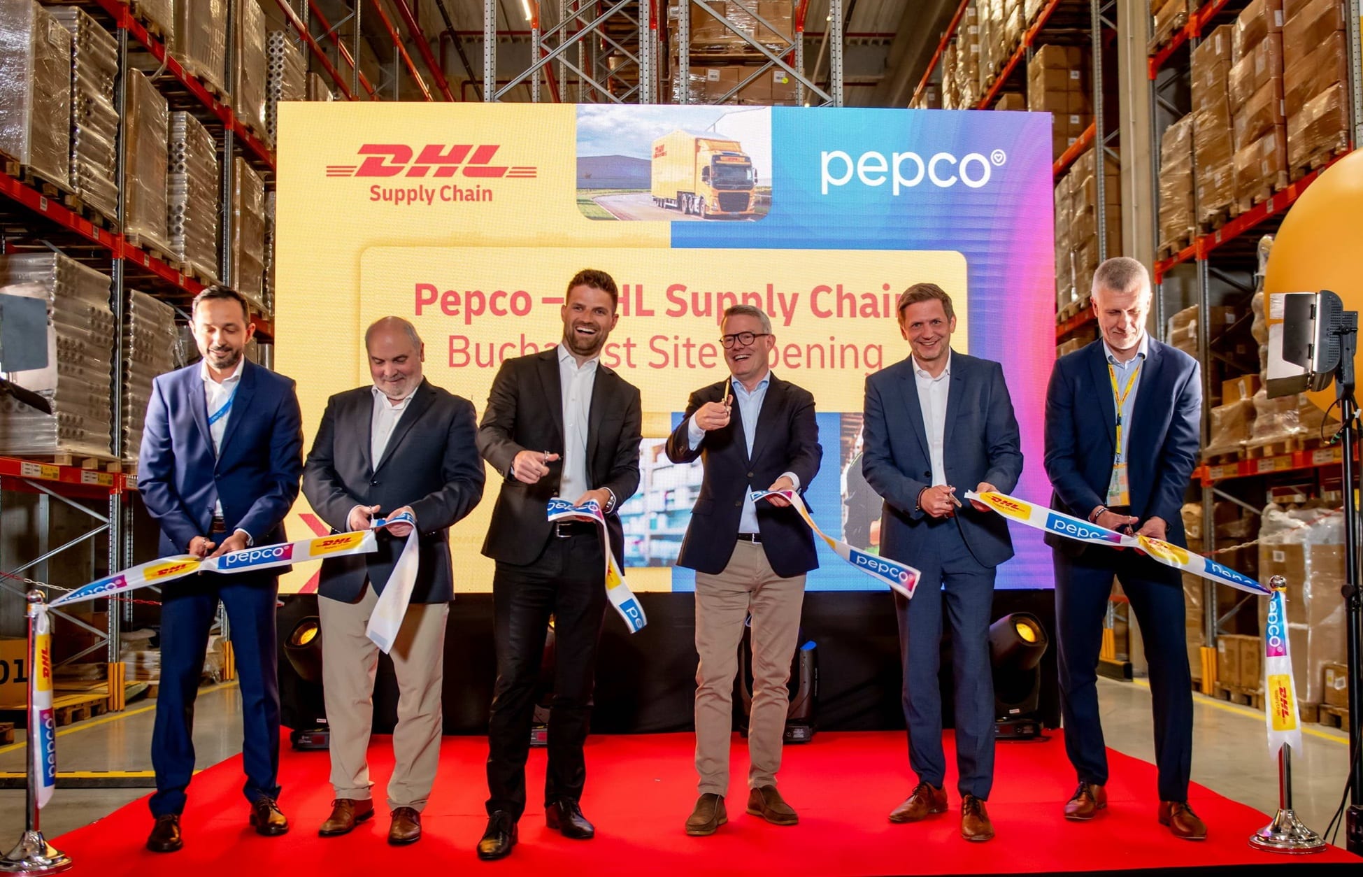Cérémonie de passage de témoin entre Pepco et DHL Supply Chain au centre de distribution du discounter à Bucarest, en Roumanie. ©DHL Group
