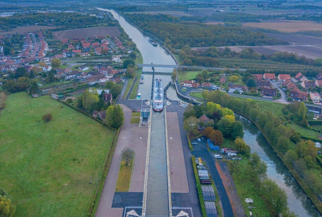 Le périmètre concédé du port de Béthune-Beuvry couvre 13,7 ha, avec 2,9 ha de terminaux fluviaux, 3,8 ha d’espaces amodiables, 0,5 ha d’espaces de services et 6,5 ha de voiries, voies ferrées et espaces verts. ©Didier Gauducheau/VNF