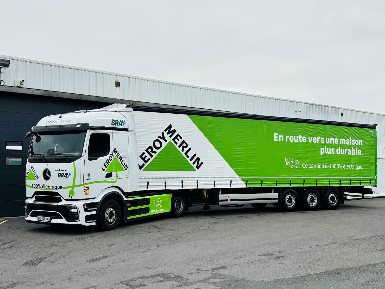 En à peine un semestre, Leroy Merlin vient de déployer 80 poids lourds électriques dans son plan de transport France, via ses transporteurs, et un doublement de cette flotte est à l’agenda pour 2027. Crédit : Leroy Merlin
