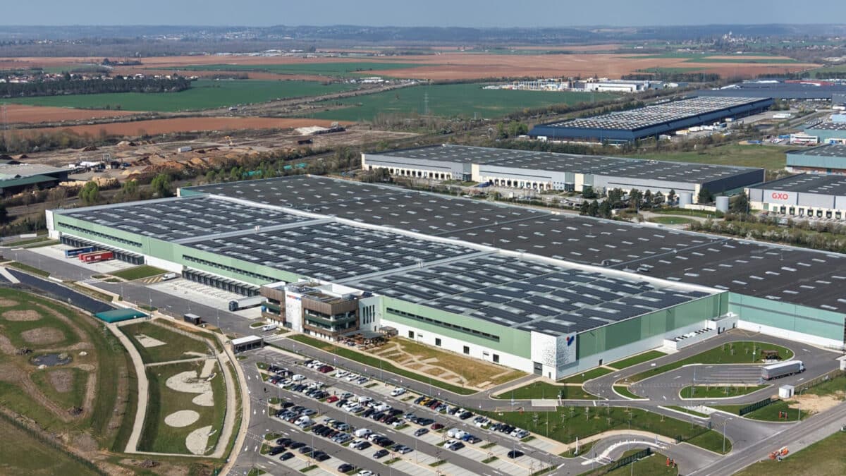 L’entrepôt AEW d’Intersport sur le PIPA a été rénové et étendu de 33.000 m² par GSE avec une labélisation CircoLab, la première axée réemploi. Crédit : Tichodrone