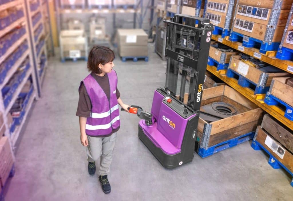 Comme tous les modèles de la marque AntOn, le gerbeur électrique accompagnant PSM 1.2 est doté d’une batterie lithium-ion. ©Jungheinrich
